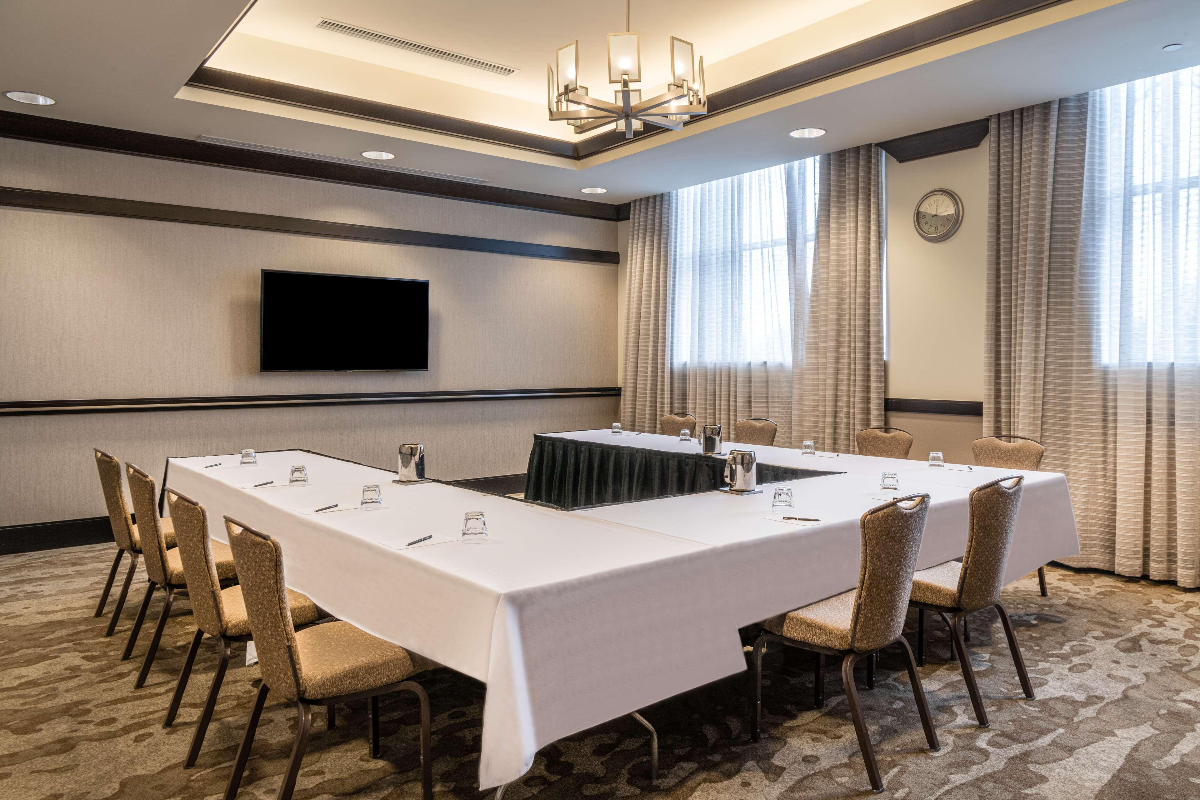 Отель Hilton Columbus/Polaris Экстерьер фото