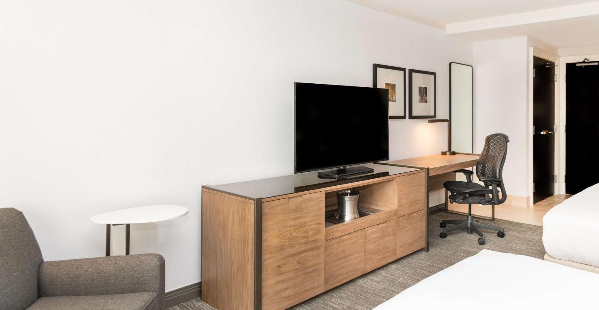 Отель Hilton Columbus/Polaris Экстерьер фото