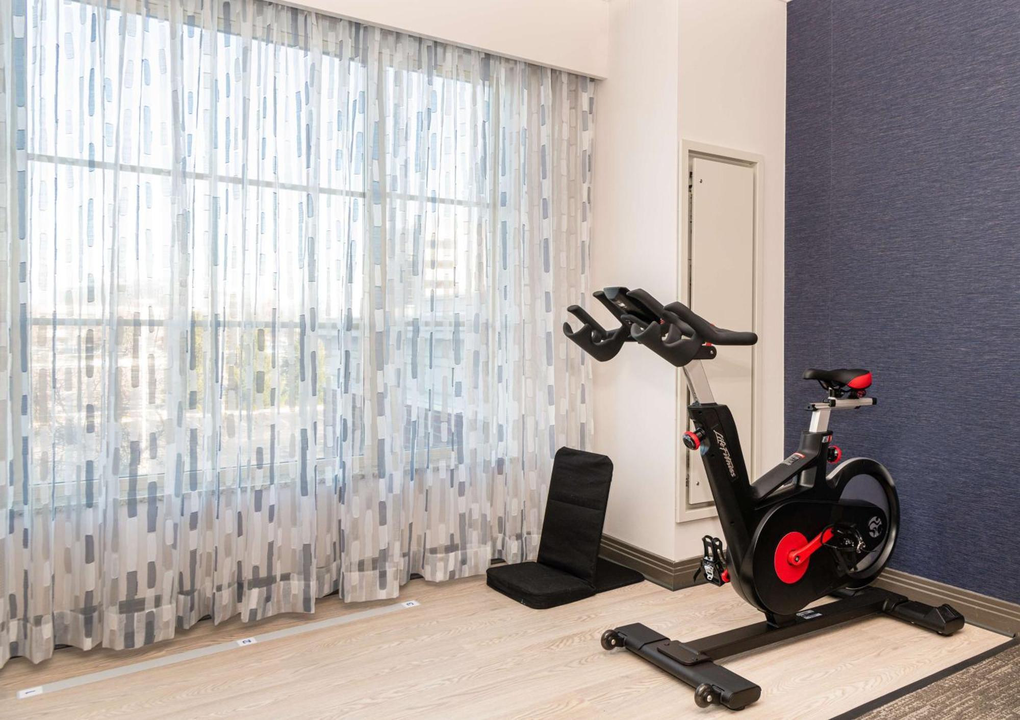 Отель Hilton Columbus/Polaris Экстерьер фото
